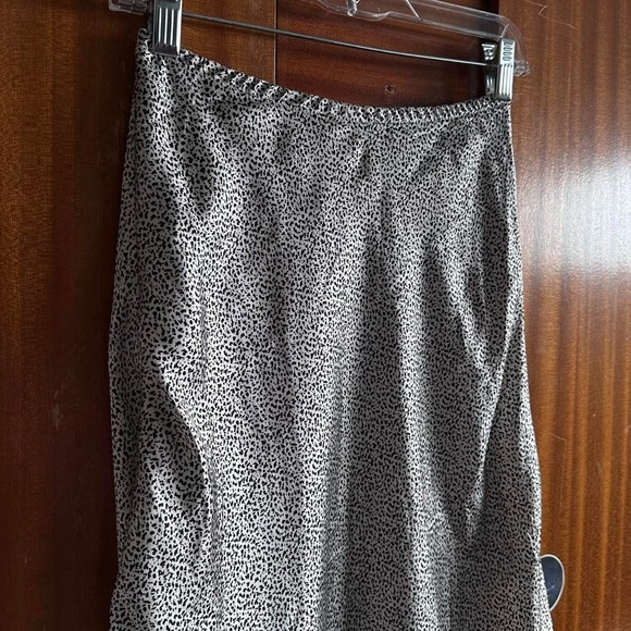 Elegant Black and White Midi Skirt - Picture 3 of 6